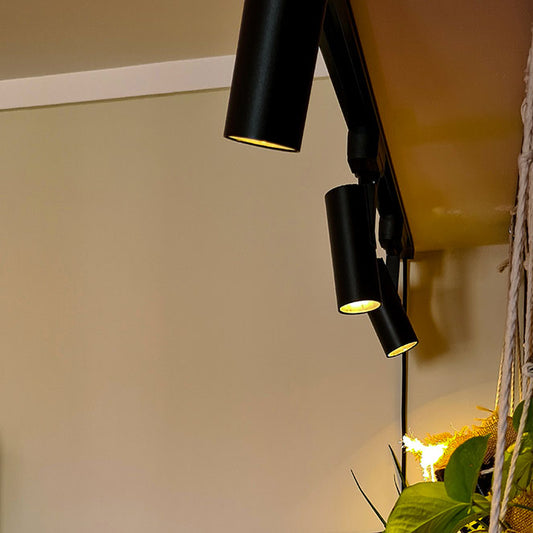 Foco para Carriles ADONIS 35W LED 2700K Negro LUMIT Interlusa instalada en ambiente decorativo de salón o dormitorio | Interlusa