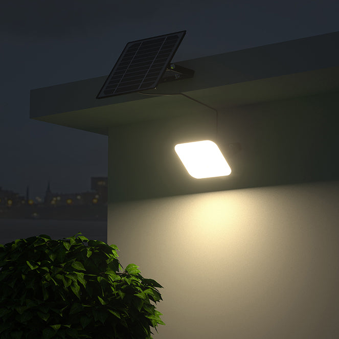 Proyector solar con protección IP65, ideal para iluminar tu jardín con seguridad