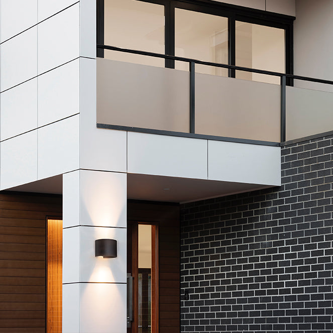 Aplique de pared SALAS con protección IP65 ideal para exterior.