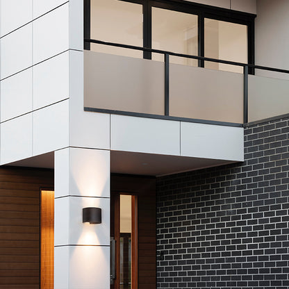 Aplique de pared SALAS con protección IP65 ideal para exterior.