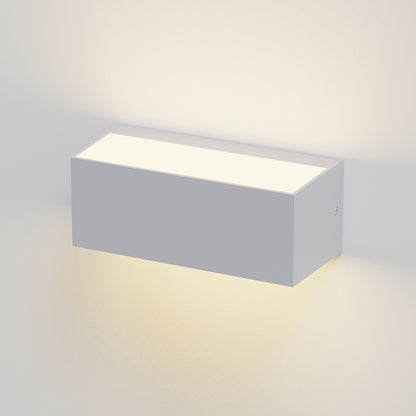 Aplique Corvo fabricado en ABS color gris, ideal para iluminación exterior resistente