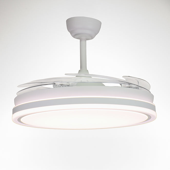 Ventilador de techo con luz LED de 7200 lúmenes y temperatura de color ajustable.