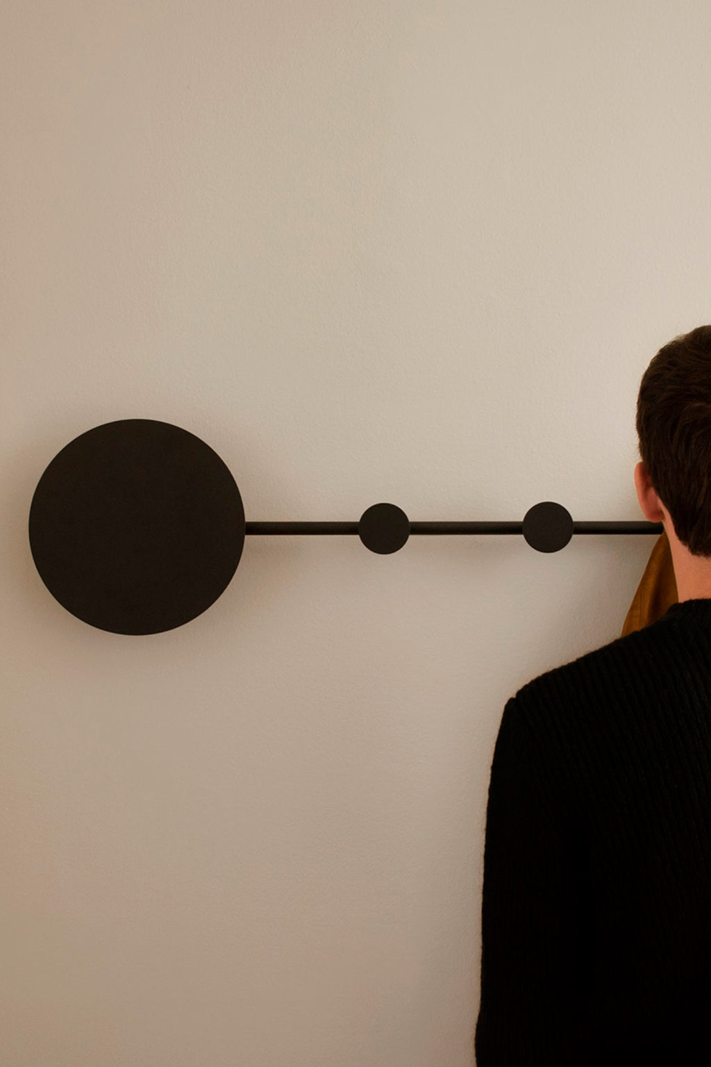 Aplique de pared HAN Negro FARO 01001 en ambiente interior residencial, luminaria decorativa de acero y PMMA para hospitality moderna