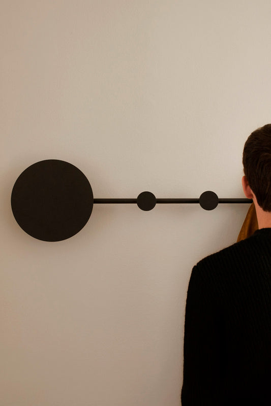 Aplique de pared HAN Negro FARO 01001 en ambiente interior residencial, luminaria decorativa de acero y PMMA para hospitality moderna