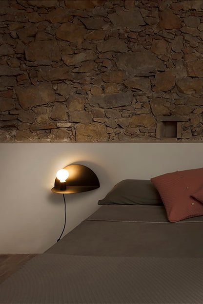 Luminaria de pared NIT aplice izquierdo en negro mate de FARO, diseño Goula Figuera con estante integrado en acero, iluminación ambiente interior para habitaciones modernas.