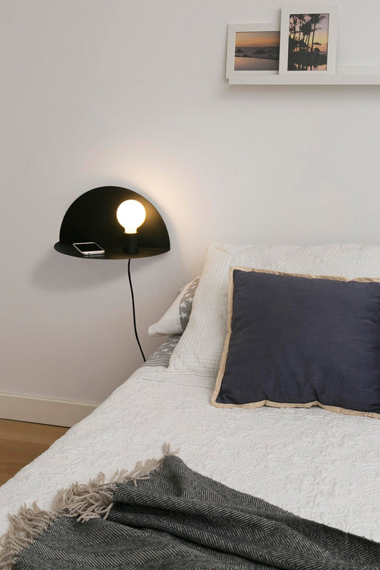 Luminaria de pared NIT aplice derecho negro mate de acero Goula Figuera en ambiente interior de habitación con estante, iluminación FARO serie NIT 01006