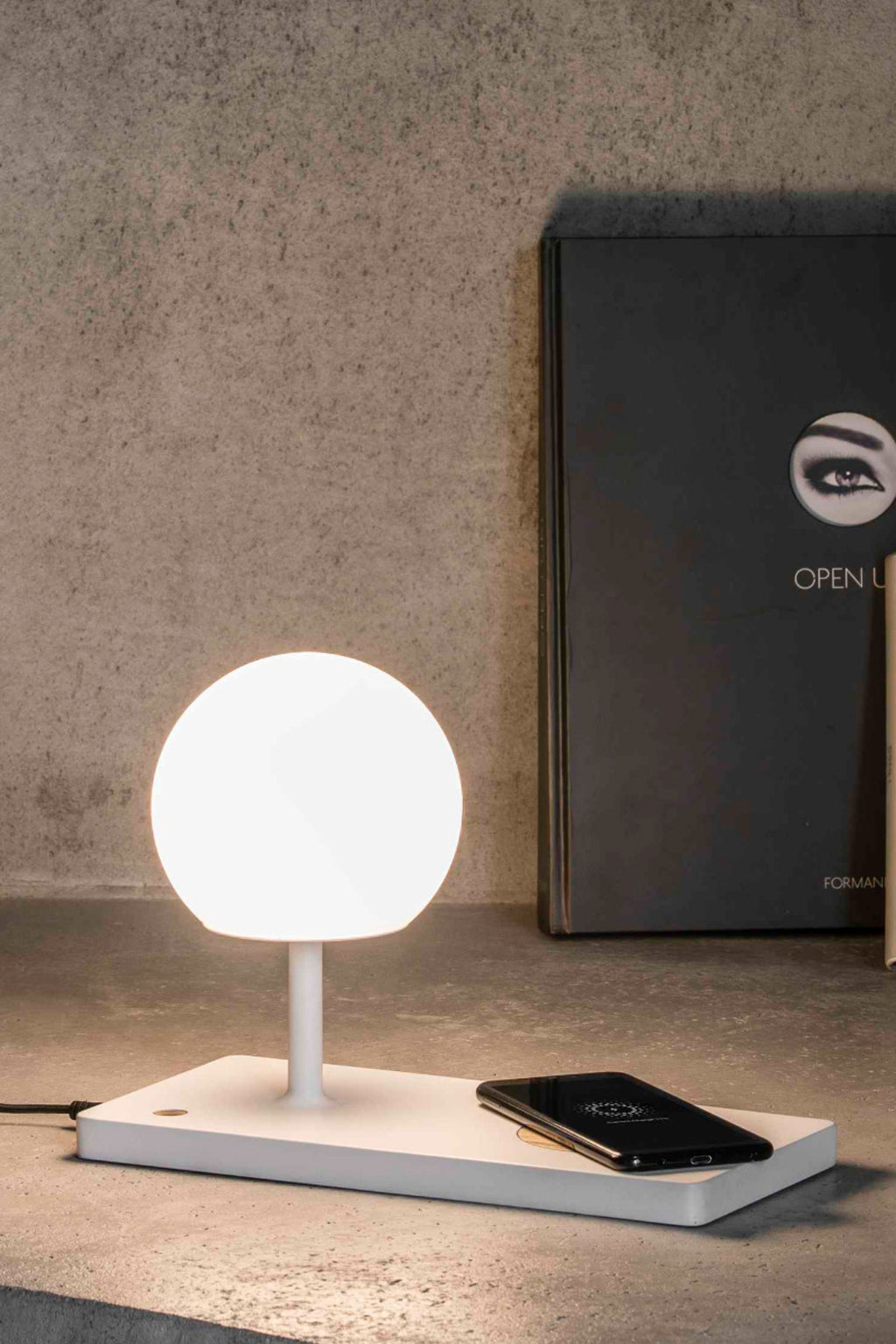 Lámpara de sobremesa NIKO blanca con cargador inalámbrico FARO 01025A en ambiente interior hogareño, diseño nórdico en aluminio y madera, luminaria LED regulable para iluminación del hogar