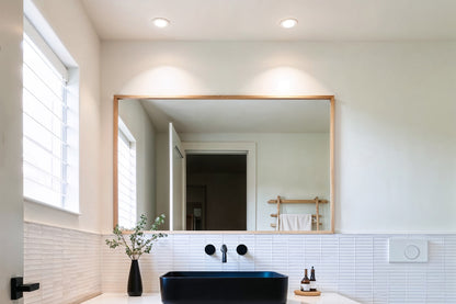 Luz empotrable CLEAR blanca 7W 3000K LED IP65 instalada en vestuario de gimnasio, faro interior para centros deportivos