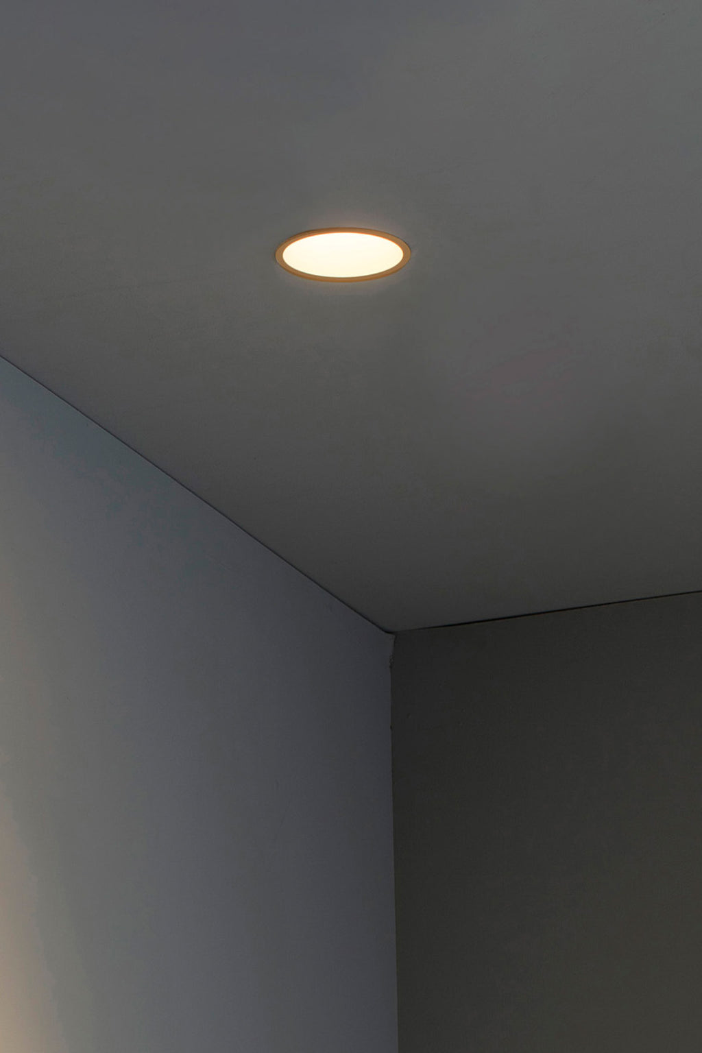 Lámpara empotrable FRESH en oro mate GU10 de FARO instalada en techo interior de aluminio para iluminación comercial y hospitality