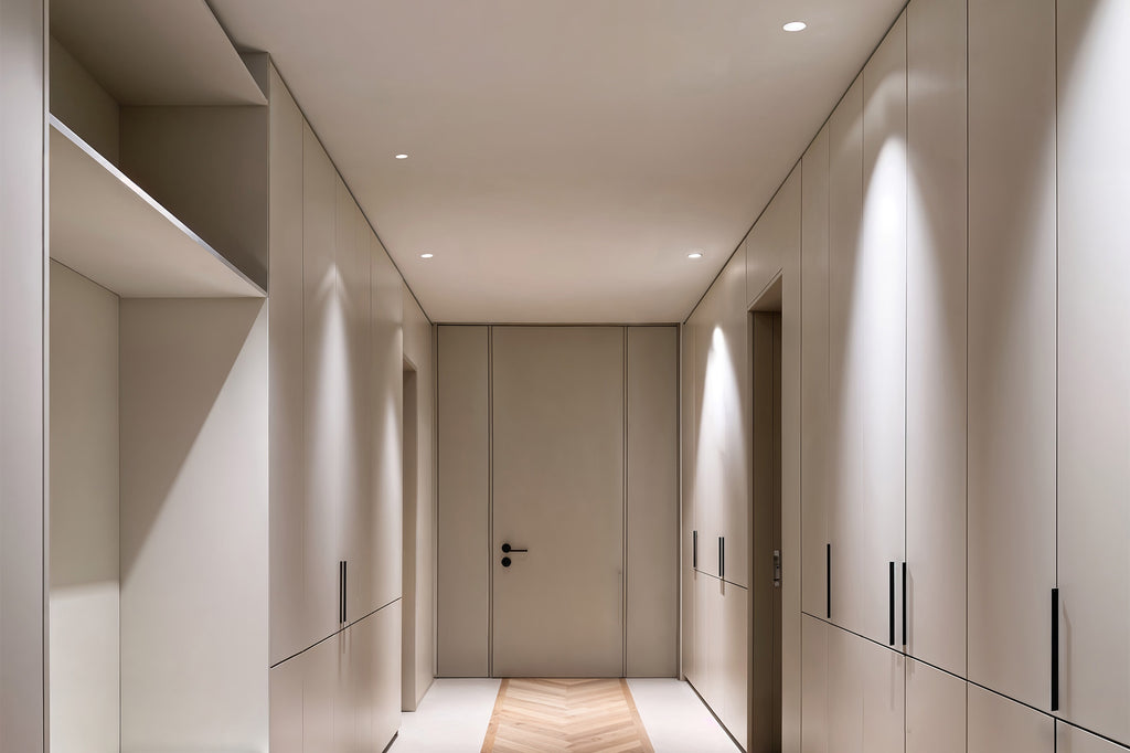 Bañador de pared FRESH blanco GU10 25° FARO 02100601 en ambiente interior empotrado en techo de aluminio para iluminación de negocios LED