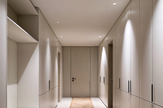 Bañador de pared FRESH blanco GU10 25° FARO 02100601 en ambiente interior empotrado en techo de aluminio para iluminación de negocios LED