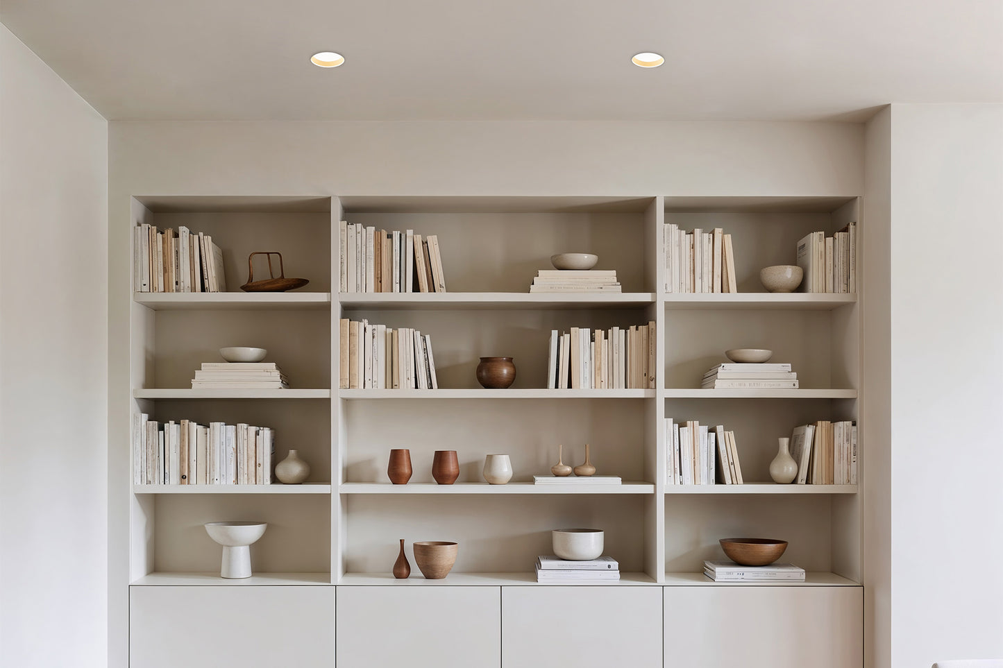 Luminaria empotrable FRESH en blanco mate sin marco de FARO (02100701) instalada en techo interior para iluminación discreta en espacios comerciales y hospitality, fabricada en aluminio con bombilla GU10 LED.