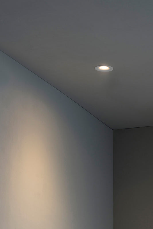 Luz empotrable WET blanca FARO 02100801 en ambiente de baño interior, luminaria empotrable IP44 con bombilla GU10 LED en acero y cristal para iluminación húmeda