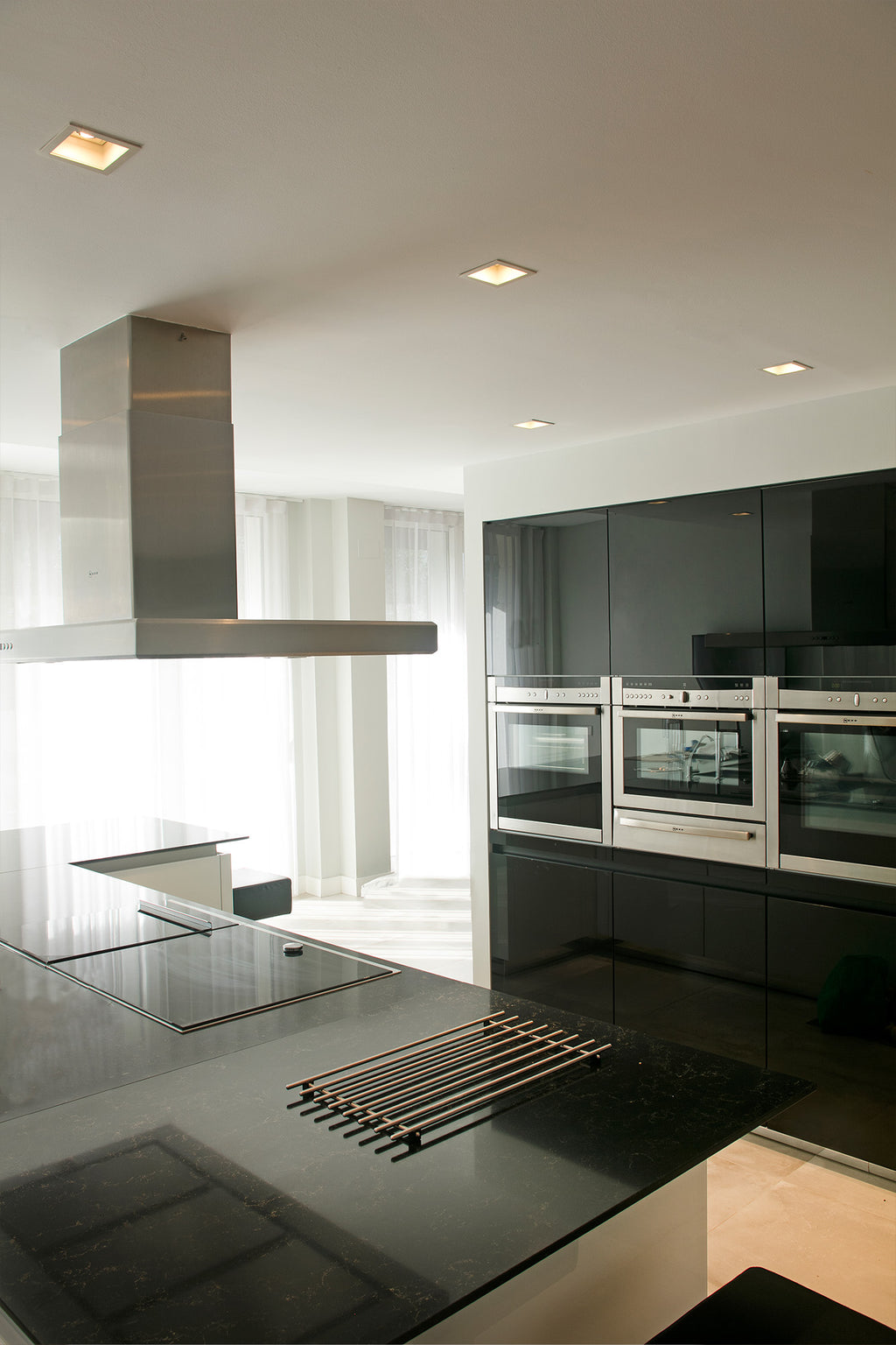 Ambiente con luz empotrable MOIST blanco GU10 IP44 de FARO instalada en techo de baño o cocina moderna, iluminación LED interior diseño minimalista impermeable IP44 para espacios húmedos.