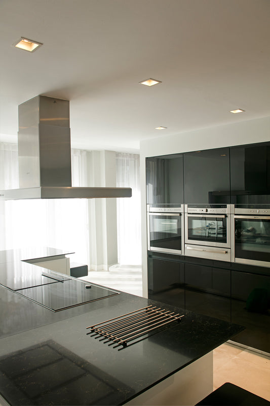 Ambiente con luz empotrable MOIST blanco GU10 IP44 de FARO instalada en techo de baño o cocina moderna, iluminación LED interior diseño minimalista impermeable IP44 para espacios húmedos.