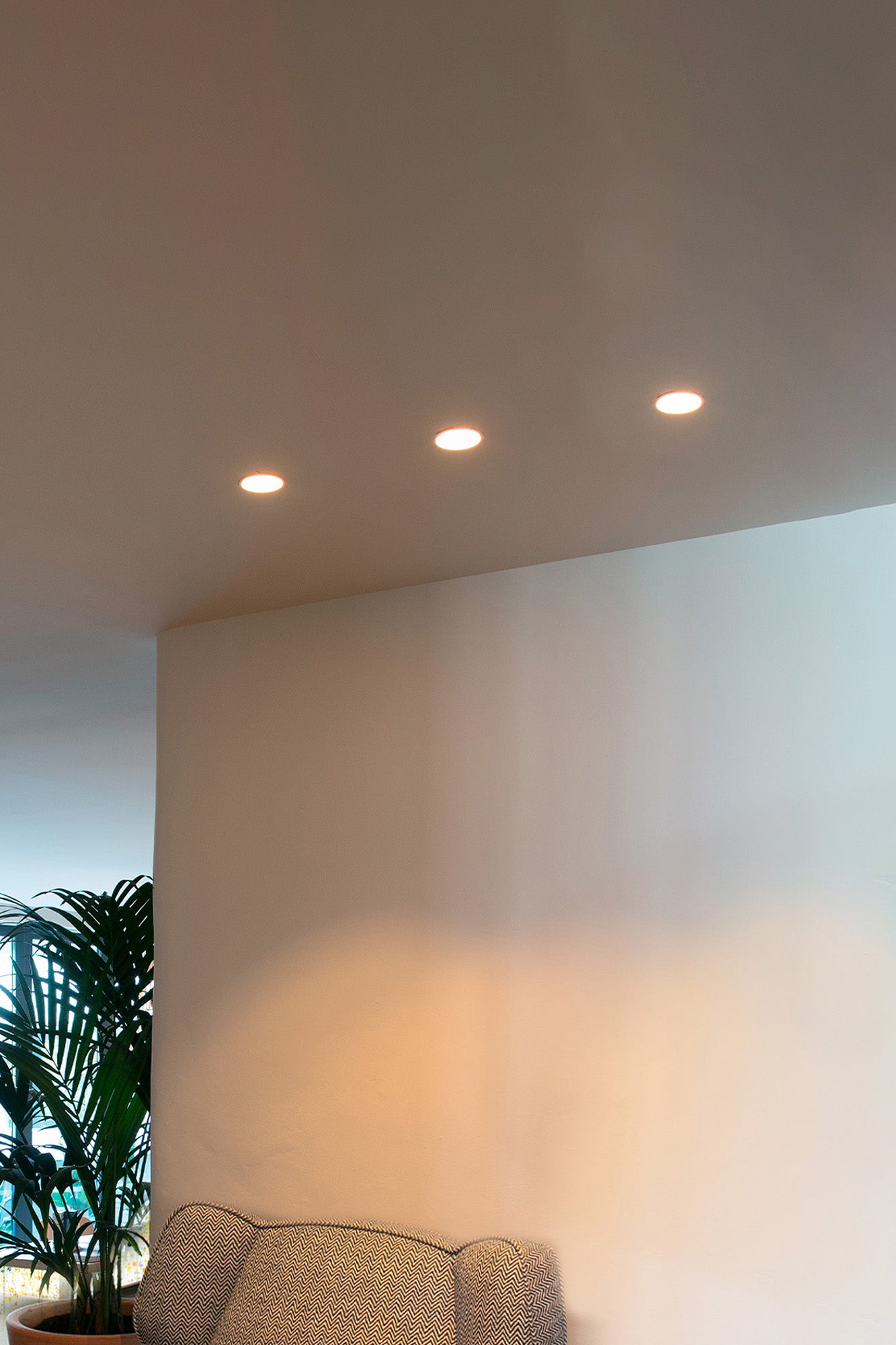 Luminaria empotrable FOX trimless blanco mate 5W LED 2700K 25° de FARO en ambientación interior hospitality-comercial, instalada sin marco en techo de aluminio.