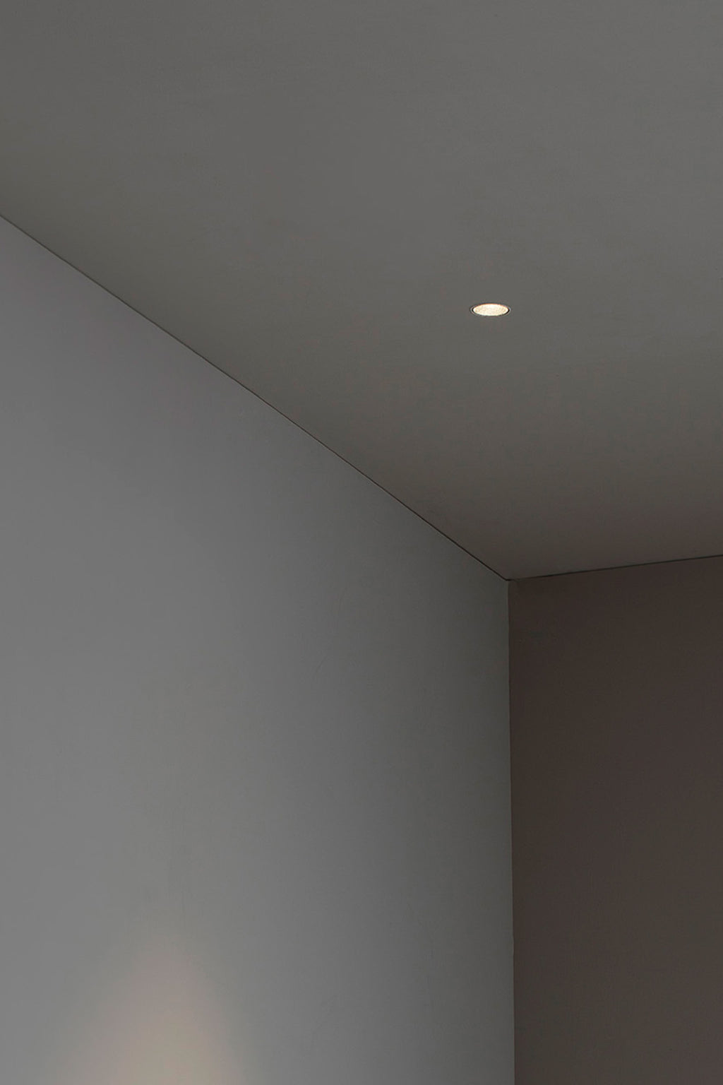 Luminaria empotrable FOX negra trimless 5W 2700K 25° FARO instalada en techo interior de espacio comercial hospitality, iluminación LED de aluminio 02101102