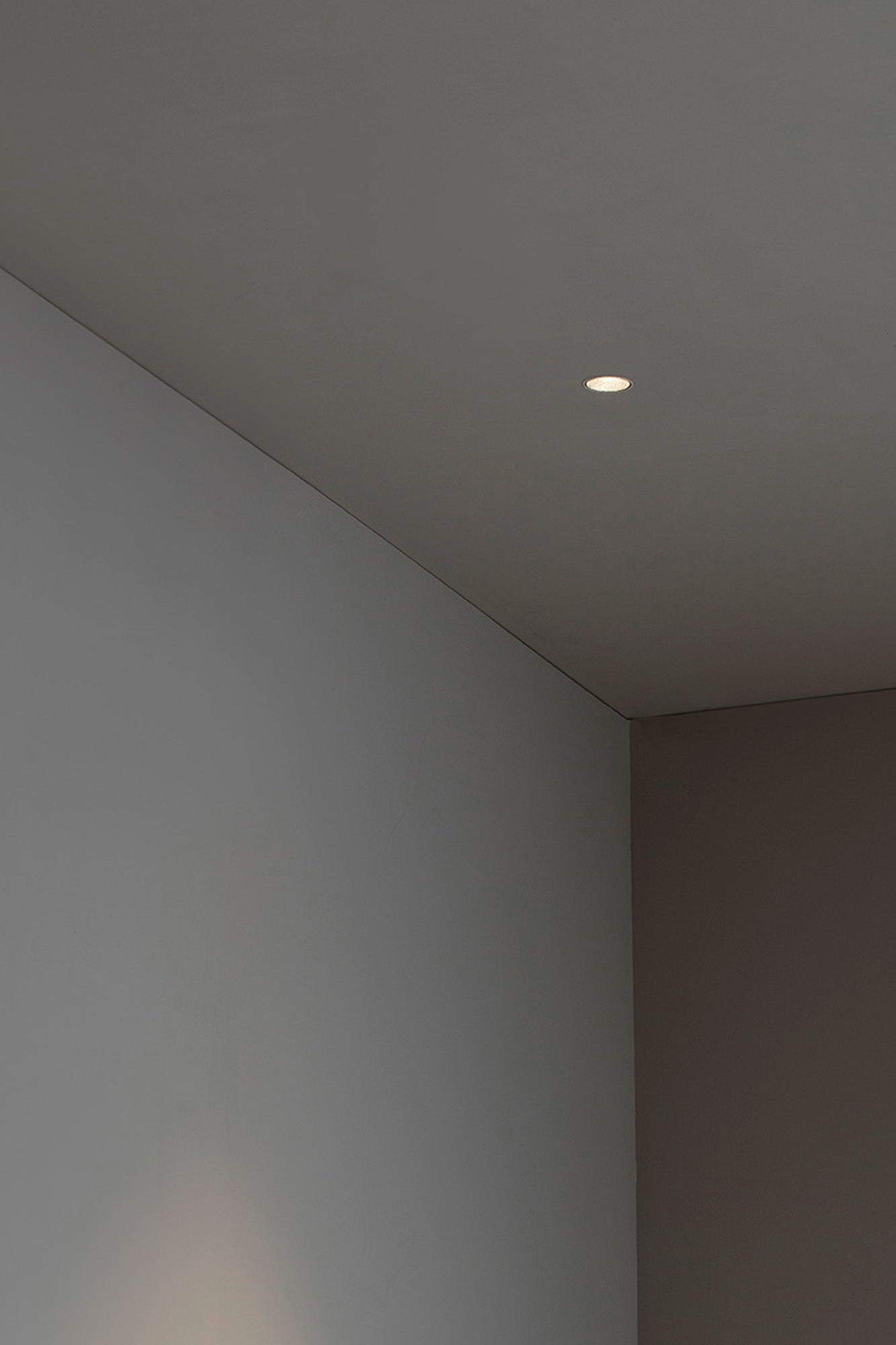 Luminaria empotrable FOX negra trimless 5W 2700K 25° FARO instalada en techo interior de espacio comercial hospitality, iluminación LED de aluminio 02101102