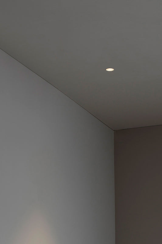 Luminaria empotrable FOX negra trimless 5W 2700K 25° FARO instalada en techo interior de espacio comercial hospitality, iluminación LED de aluminio 02101102