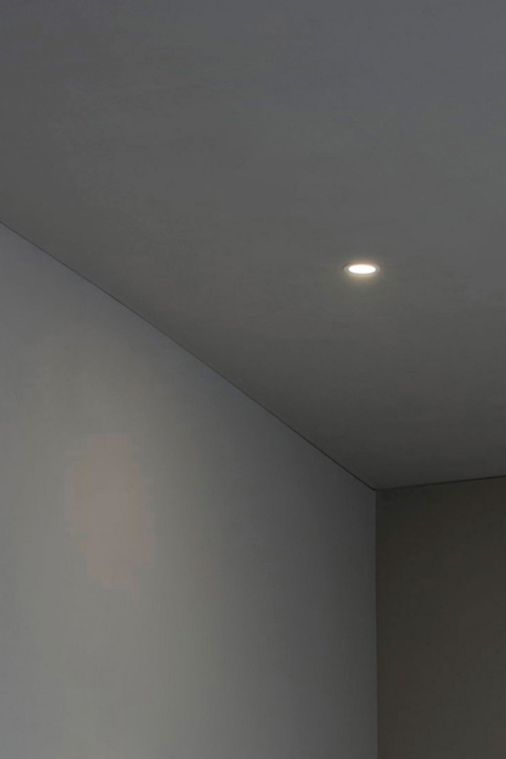 Luz empotrable FOX 50 blanco orientable 5W 2700K de FARO en ambiente interior comercial, luminaria LED de aluminio y cristal para hospitality