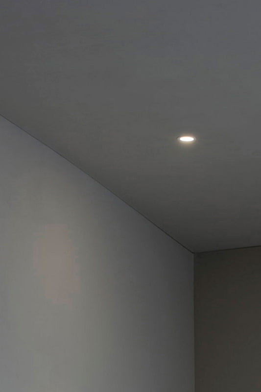 Luz empotrable FOX 50 blanco orientable 5W 2700K de FARO en ambiente interior comercial, luminaria LED de aluminio y cristal para hospitality