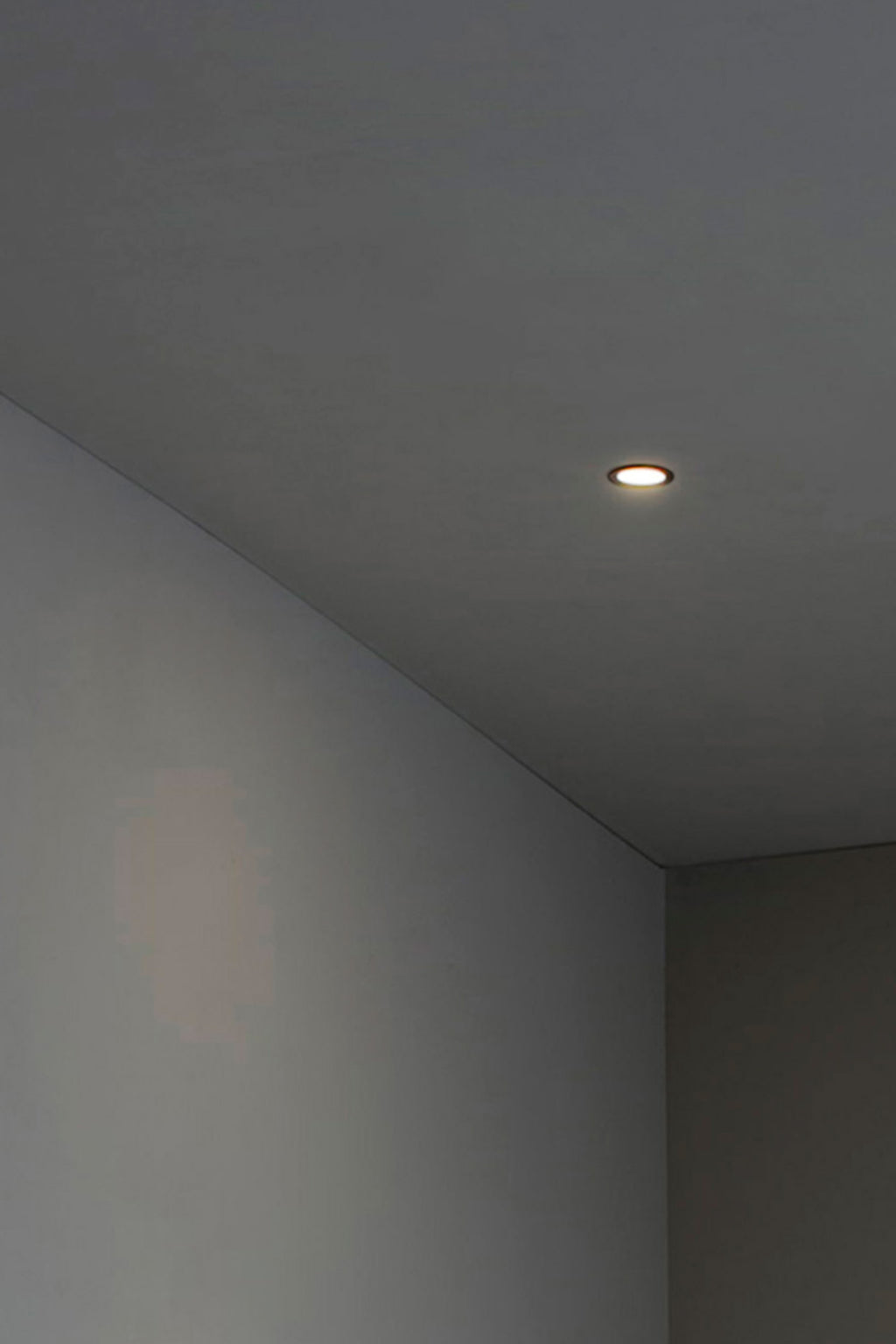 Luminaria empotrable FOX 50 negro orientable 5W 2700K FARO en ambiente interior de aluminio para hospitality y comercial.