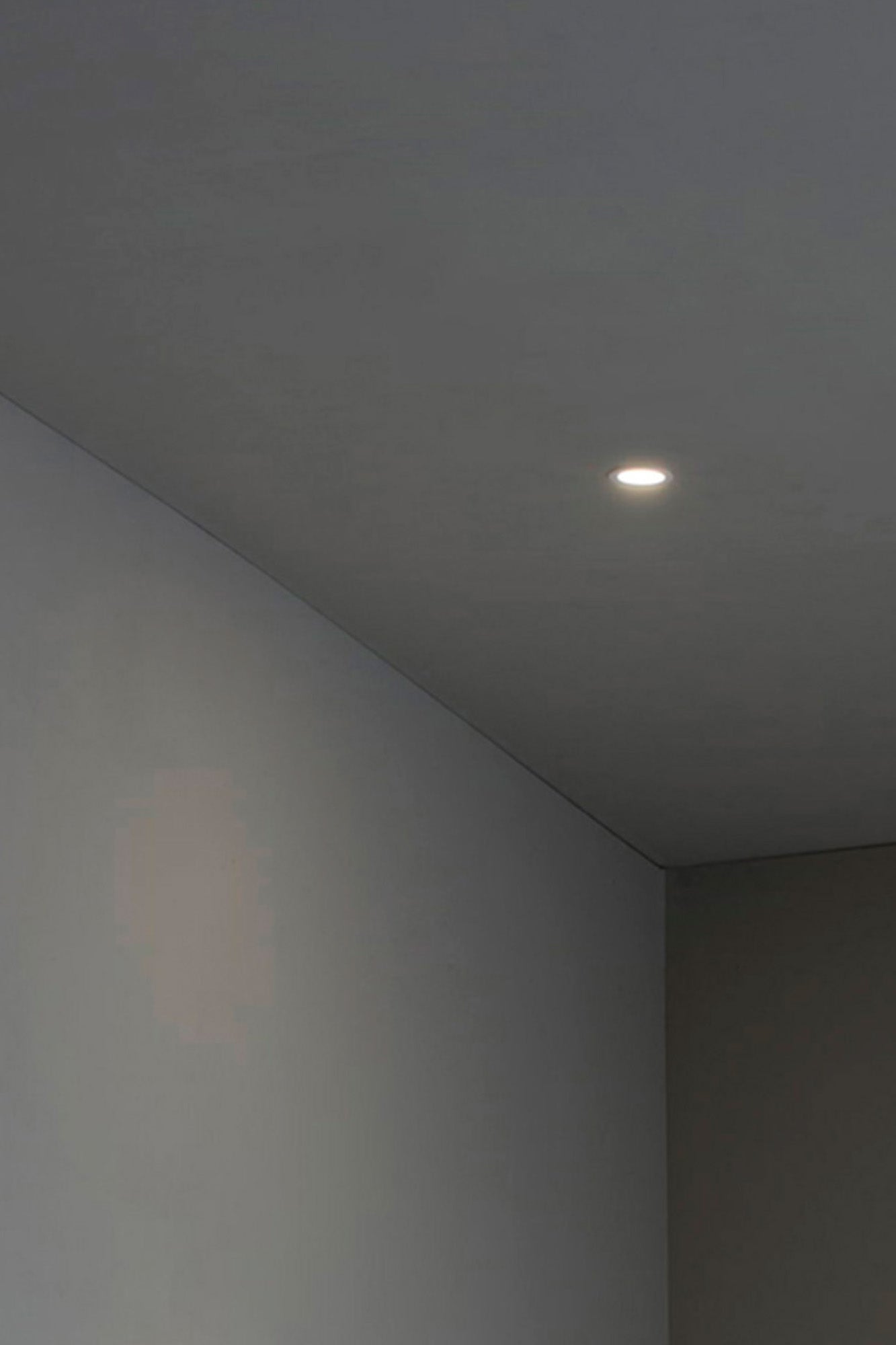 Luminaria empotrable FRESH IP44 en blanco aluminio GU10 de FARO, instalada en techo interior moderno para espacios comerciales y hospitality, diseño IP44 resistente a la humedad.