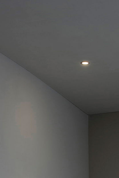 Luminaria empotrable FRESH IP44 en negro GU10 de FARO modelo 02200502, instalada en techo interior de aluminio para espacios comerciales y hospitality