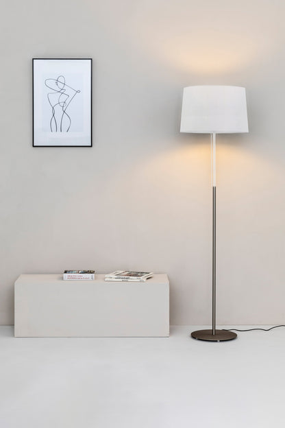 Lámpara de pie VOLTA blanca de FARO modelo 20029 en ambiente de salón interior, diseño clásico de acero y pantalla textil para iluminación cálida en dormitorio o living