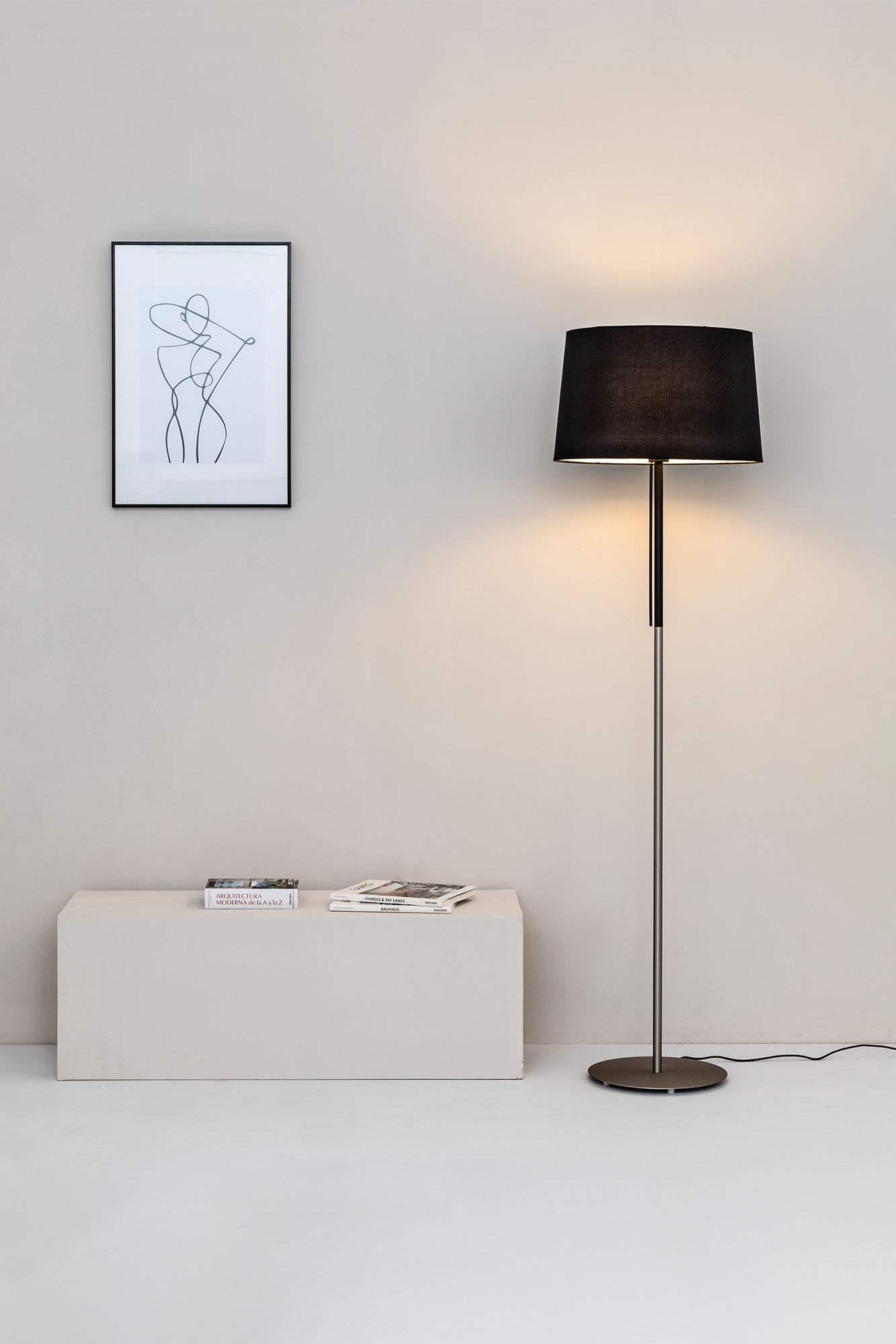 Imagen ambiente de lámpara de pie VOLTA negra de FARO en interior clásico, con acero negro mate y pantalla textil, diseño atemporal de Estudi Ribaudí, modelo 20030