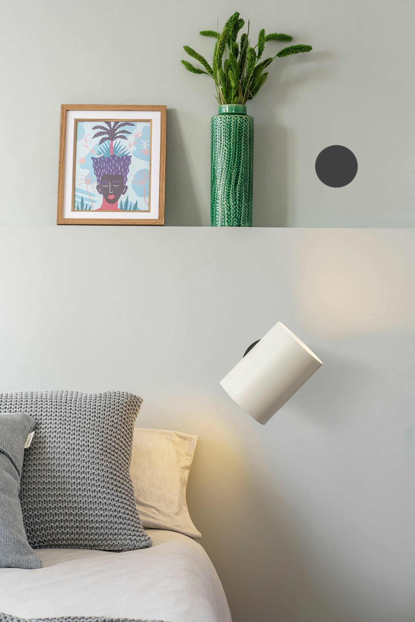 Lámpara de pared Guadalupe en negro y beige de FARO modelo 20031-80, aplique moderno de acero en ambiente interior contemporáneo para iluminación del hogar.