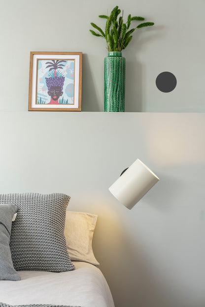 Lámpara de pared Guadalupe en negro y beige de FARO modelo 20031-80, aplique moderno de acero en ambiente interior contemporáneo para iluminación del hogar.