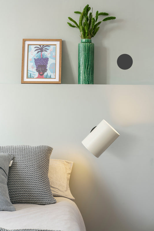 Lámpara de pared Guadalupe en negro y beige de FARO modelo 20031-80, aplique moderno de acero en ambiente interior contemporáneo para iluminación del hogar.