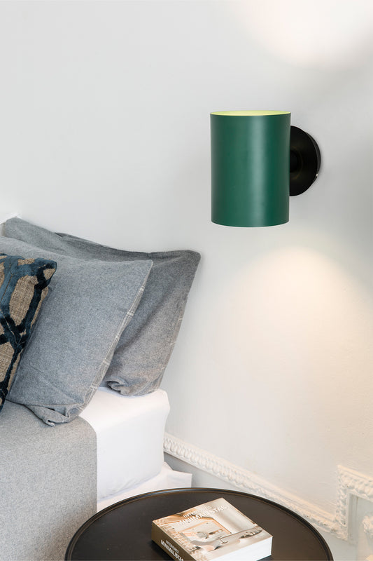 Imagen ambiente de lámpara de pared GUADALUPE en negro y verde de FARO, modelo 20031-81, luminaria de superficie de acero con diseño contemporáneo e iluminación indirecta para interiores.