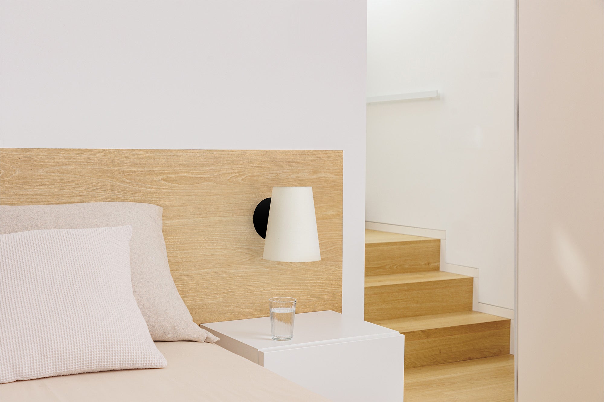 Aplique de pared LUPE negro/beige de FARO modelo 20031-88, luminaria superficie moderna en acero y textil para interior residencial, diseño contemporáneo en ambiente hogareño iluminado