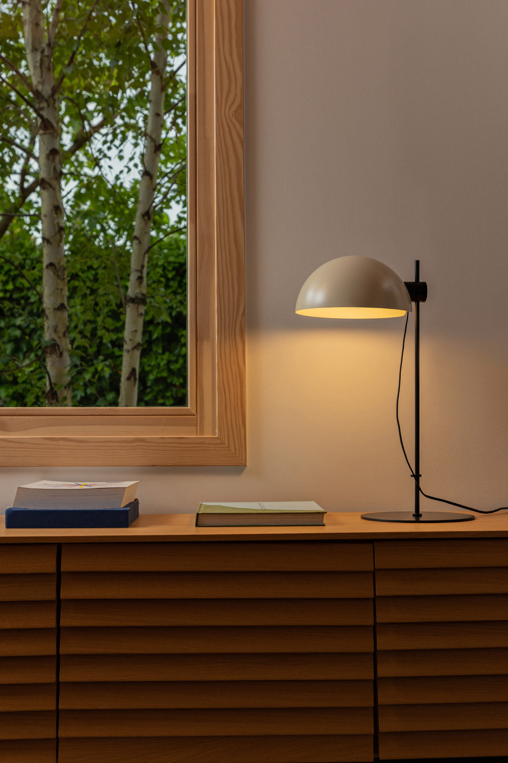 Lámpara de sobremesa DOMINICA en beige de FARO (20033-122) en ambiente interior industrial, luminaria de superficie en acero para decoración del hogar