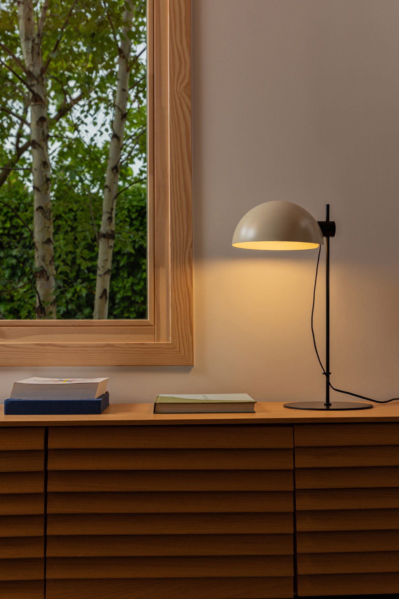 Lámpara de sobremesa DOMINICA en beige de FARO (20033-122) en ambiente interior industrial, luminaria de superficie en acero para decoración del hogar