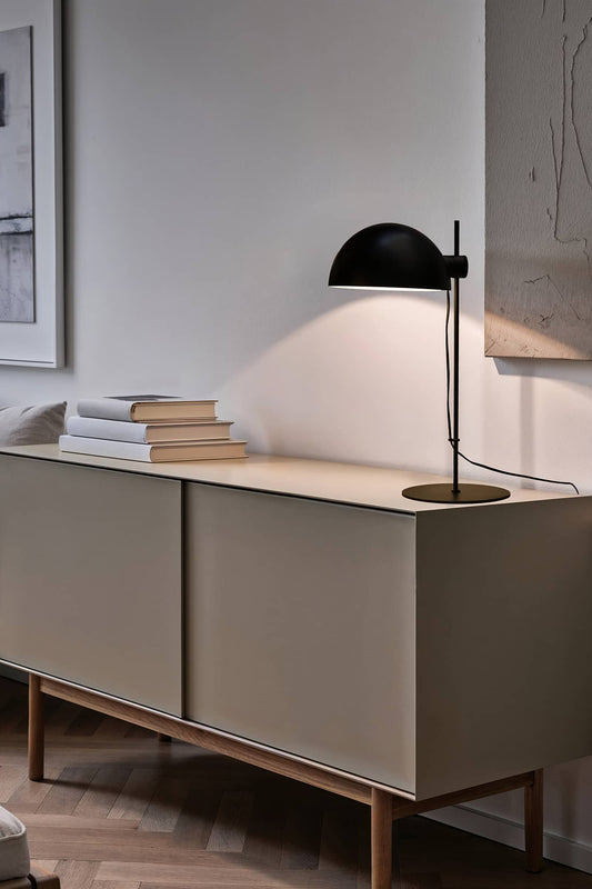 Lámpara sobremesa DOMINICA negra de FARO (20033-123) en ambiente interior moderno e industrial, con base de acero y iluminación LED para mesa.