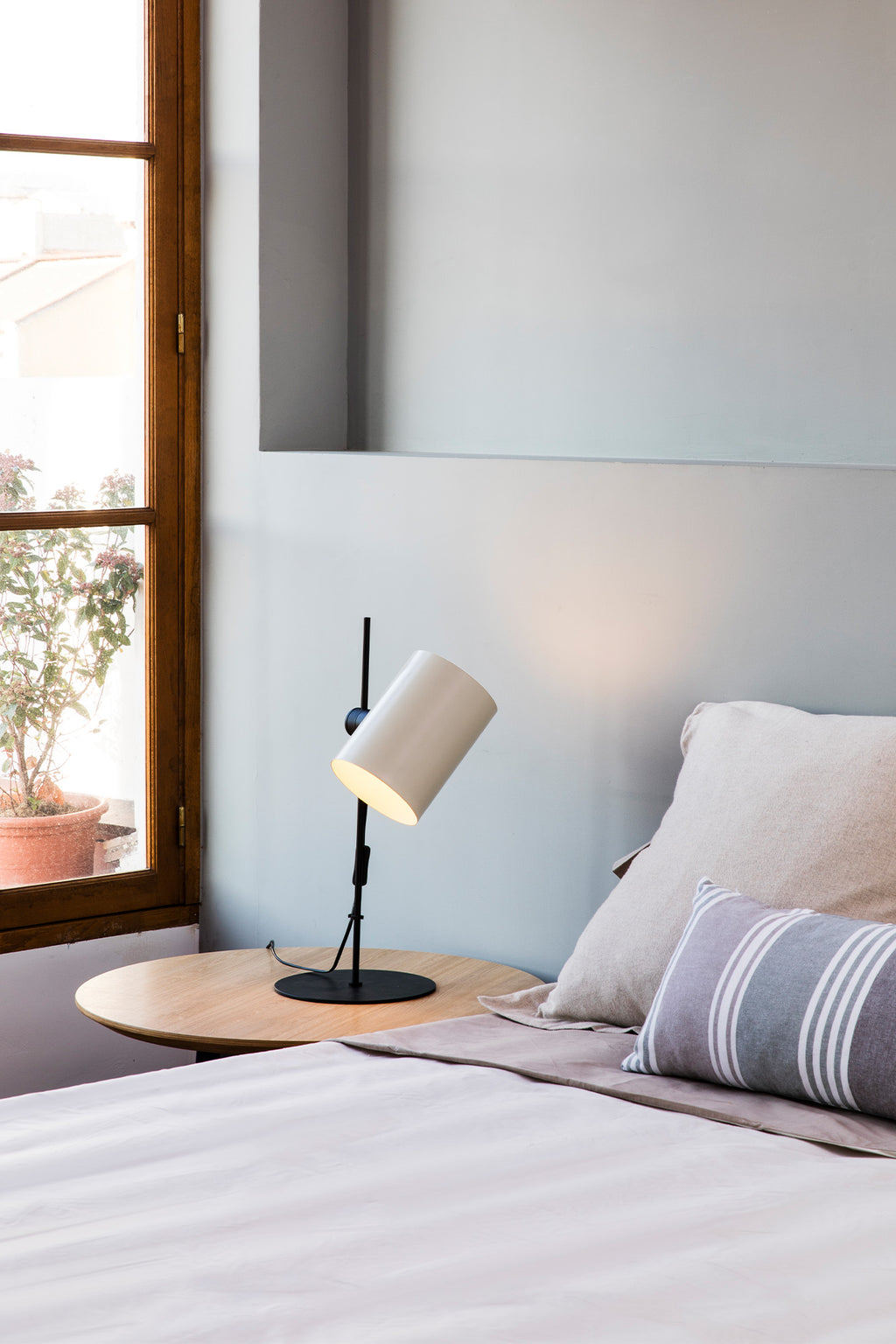 Lámpara de sobremesa GUADALUPE en negro y beige de FARO (20033-80) en ambiente interior moderno, diseño contemporáneo en acero con iluminación indirecta para hogar.