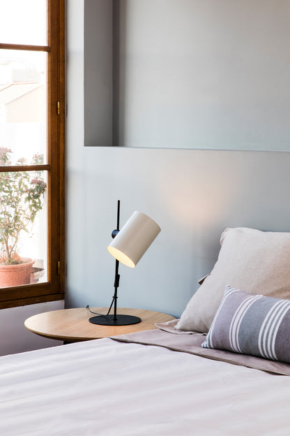 Lámpara de sobremesa GUADALUPE en negro y beige de FARO (20033-80) en ambiente interior moderno, diseño contemporáneo en acero con iluminación indirecta para hogar.