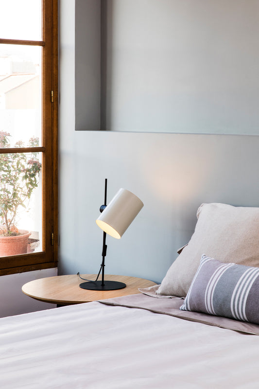 Lámpara de sobremesa GUADALUPE en negro y beige de FARO (20033-80) en ambiente interior moderno, diseño contemporáneo en acero con iluminación indirecta para hogar.