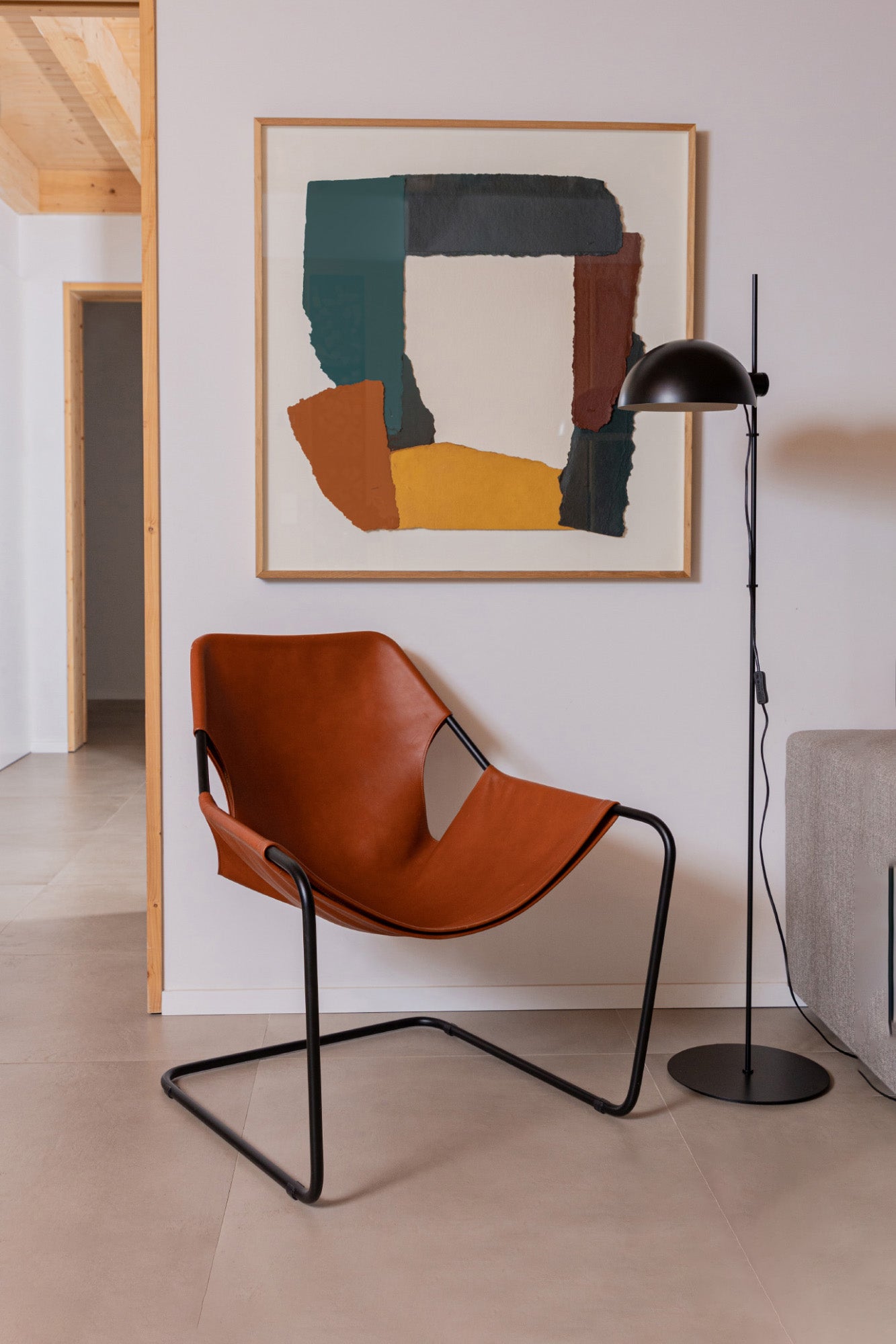 Lámpara de pie DOMINICA Negra de FARO modelo 20034-123 en ambiente interior, iluminación estilo industrial con acero negro y diseño Chicago, luminaria de superficie moderna.