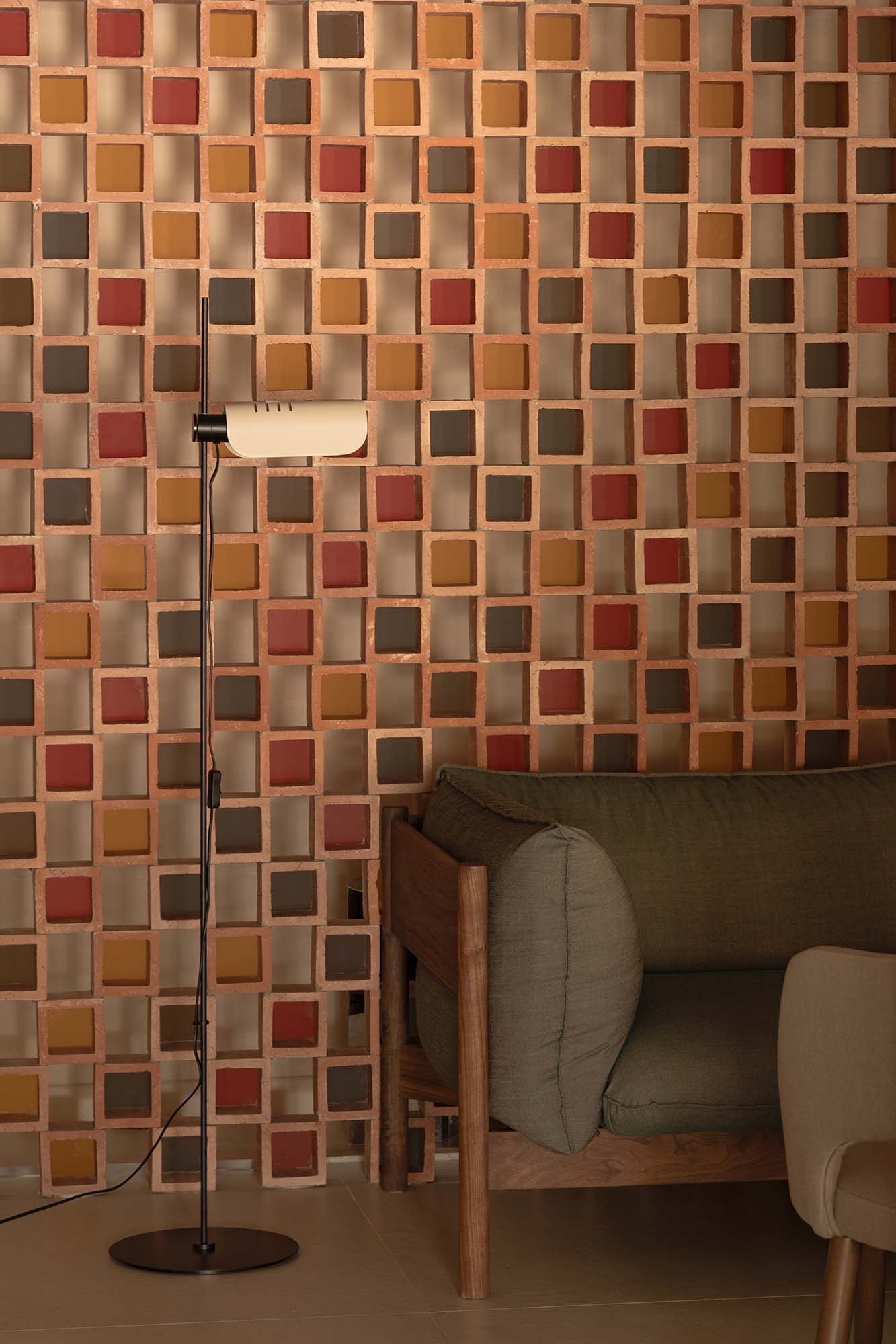 Lámpara de pie MARTINICA en beige de FARO (20034-135) en ambiente de salón interior, diseño clásico de acero para iluminación del hogar acogedora