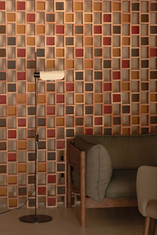 Lámpara de pie MARTINICA en beige de FARO (20034-135) en ambiente de salón interior, diseño clásico de acero para iluminación del hogar acogedora