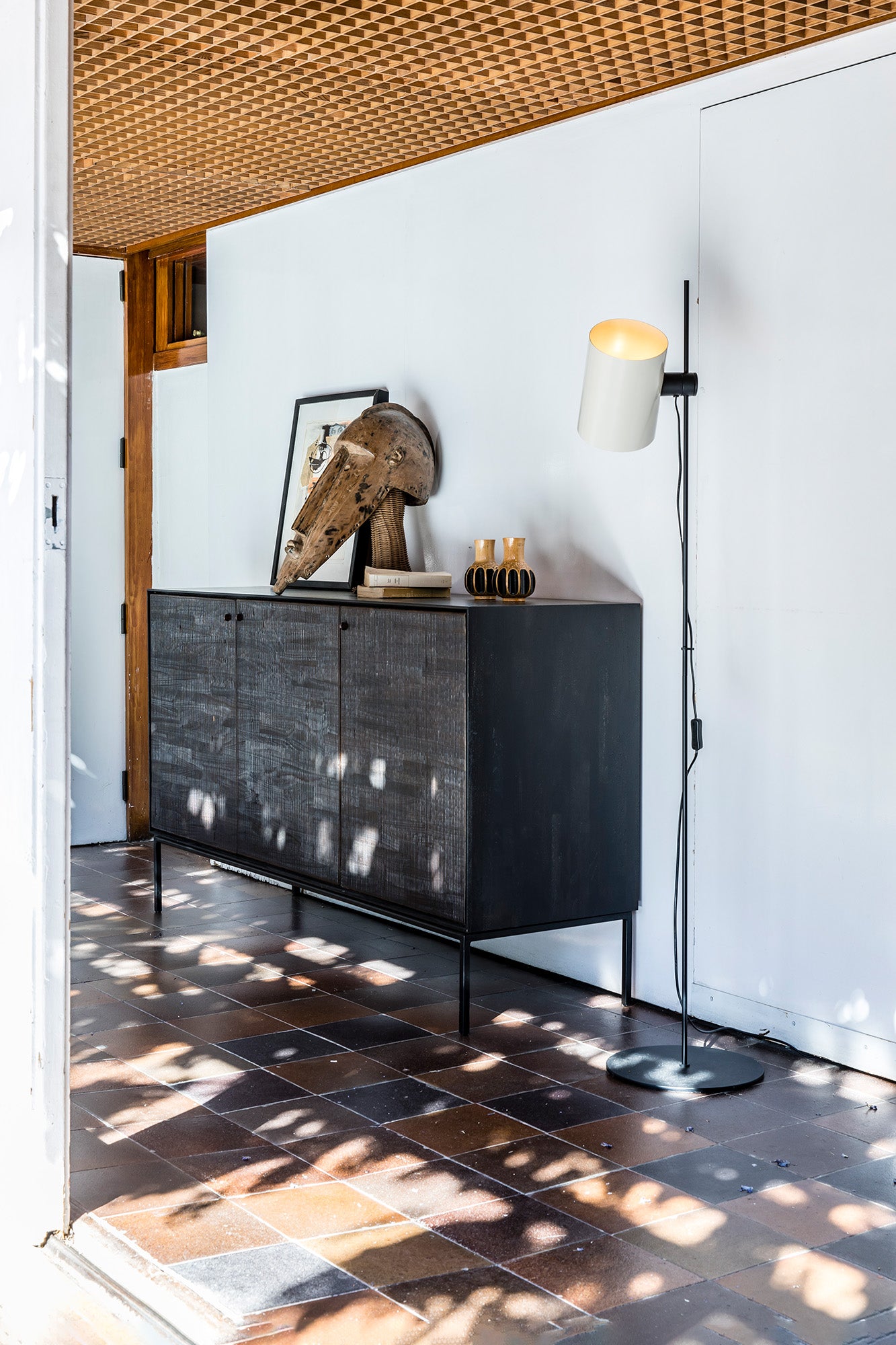 Lámpara de pie GUADALUPE negra y beige FARO modelo 20034-80-US en ambiente interior contemporáneo, luminaria de acero para iluminación del hogar, diseño moderno Faro Lab