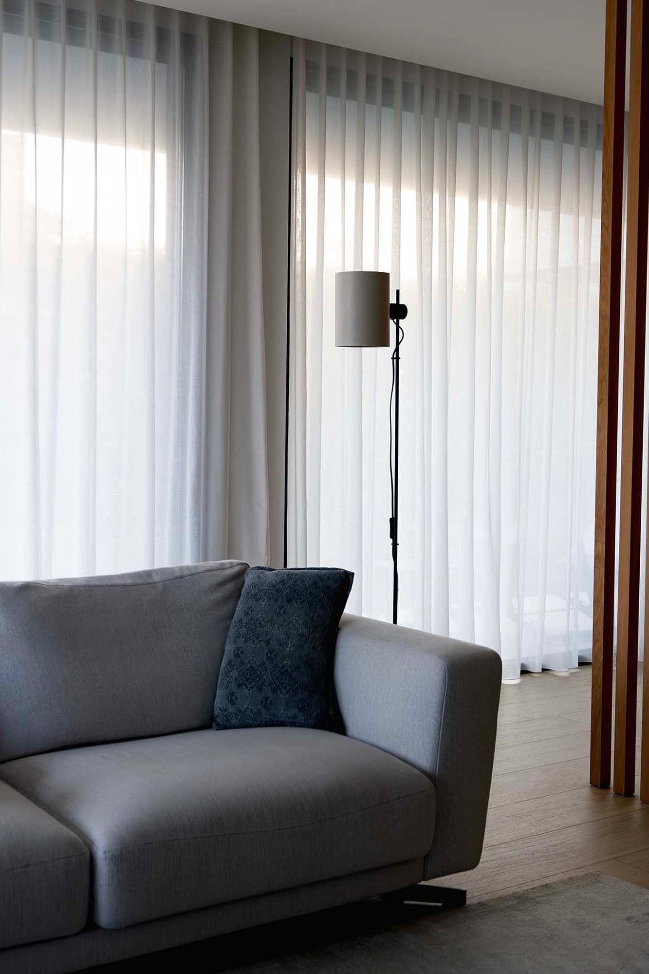 Lámpara de pie Guadalupe negra y beige de FARO (modelo 20034-80) en ambiente interior moderno, diseño contemporáneo en acero con iluminación indirecta para hogar luminoso