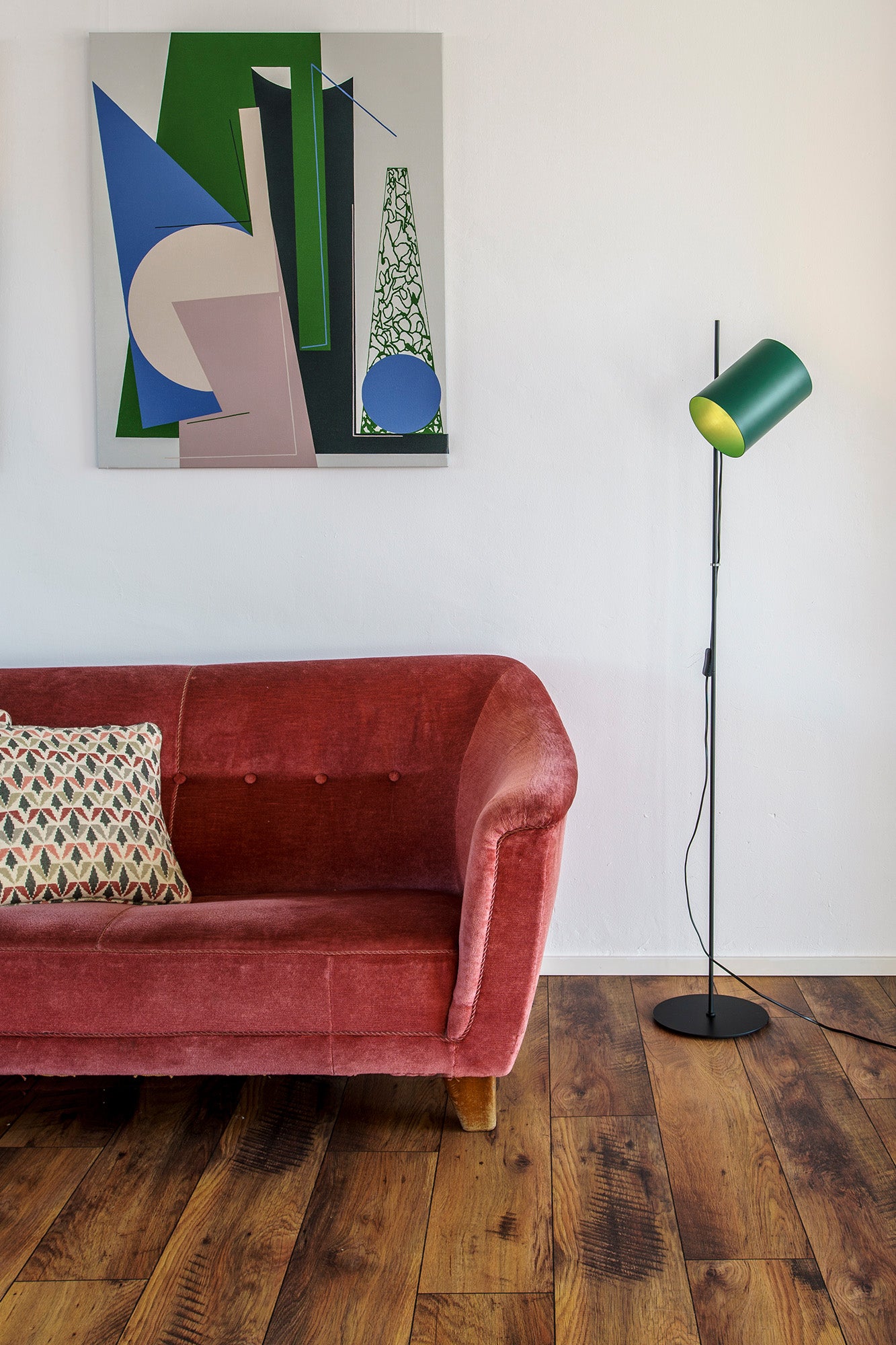 Lámpara de pie Guadalupe negra y verde FARO 20034-81-US en entorno interior moderno, diseño de acero con iluminación focalizada, luminaria de superficie Faro Lab