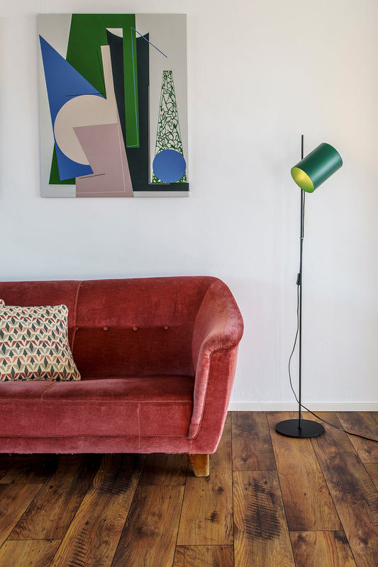 Lámpara de pie Guadalupe negra y verde FARO 20034-81-US en entorno interior moderno, diseño de acero con iluminación focalizada, luminaria de superficie Faro Lab