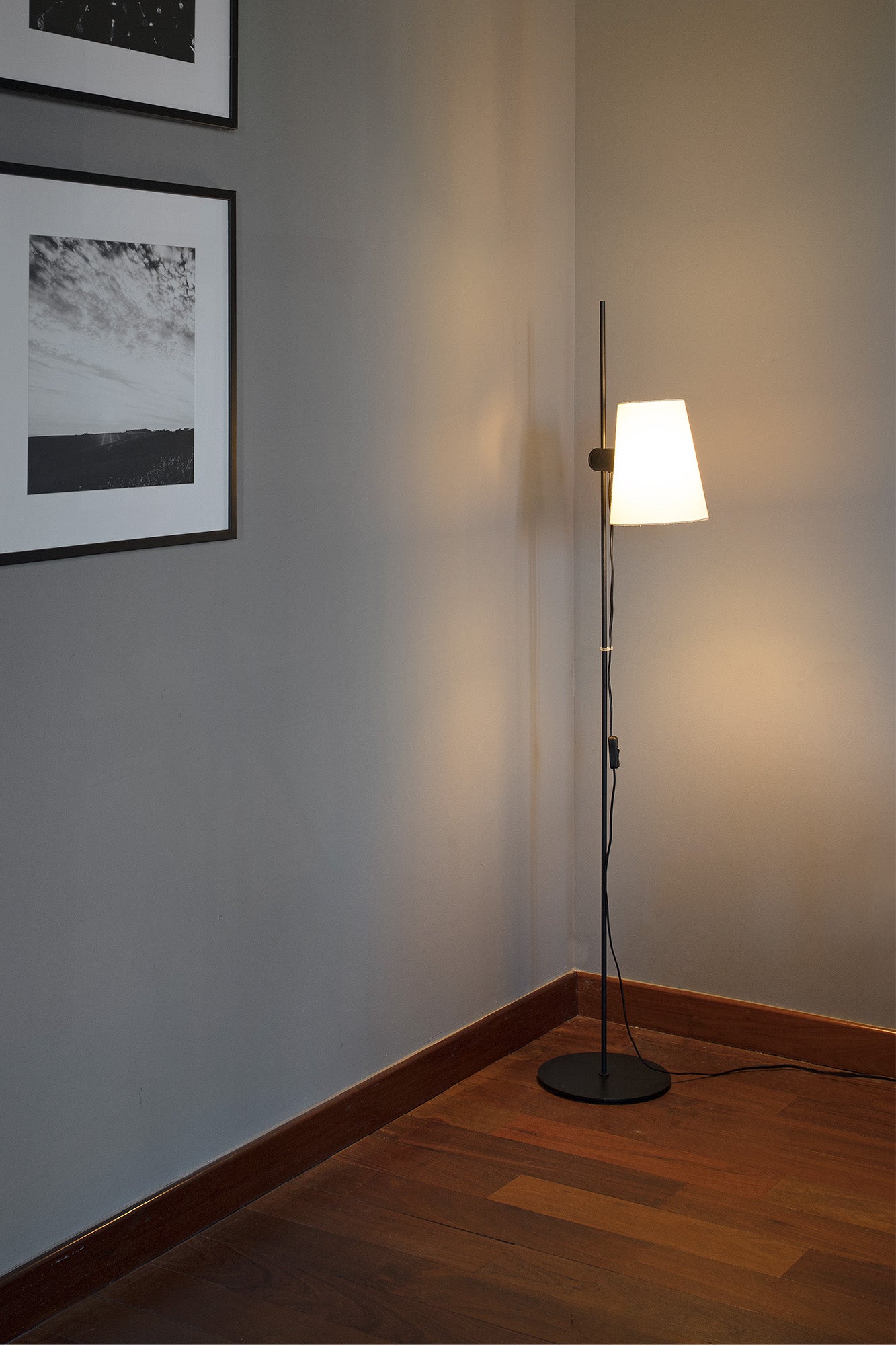 Lámpara de pie LUPE negra y beige de FARO modelo 20034-88 en ambiente interior residencial, diseño contemporáneo con estructura de acero y pantalla textil, serie 2999 iluminación residencial