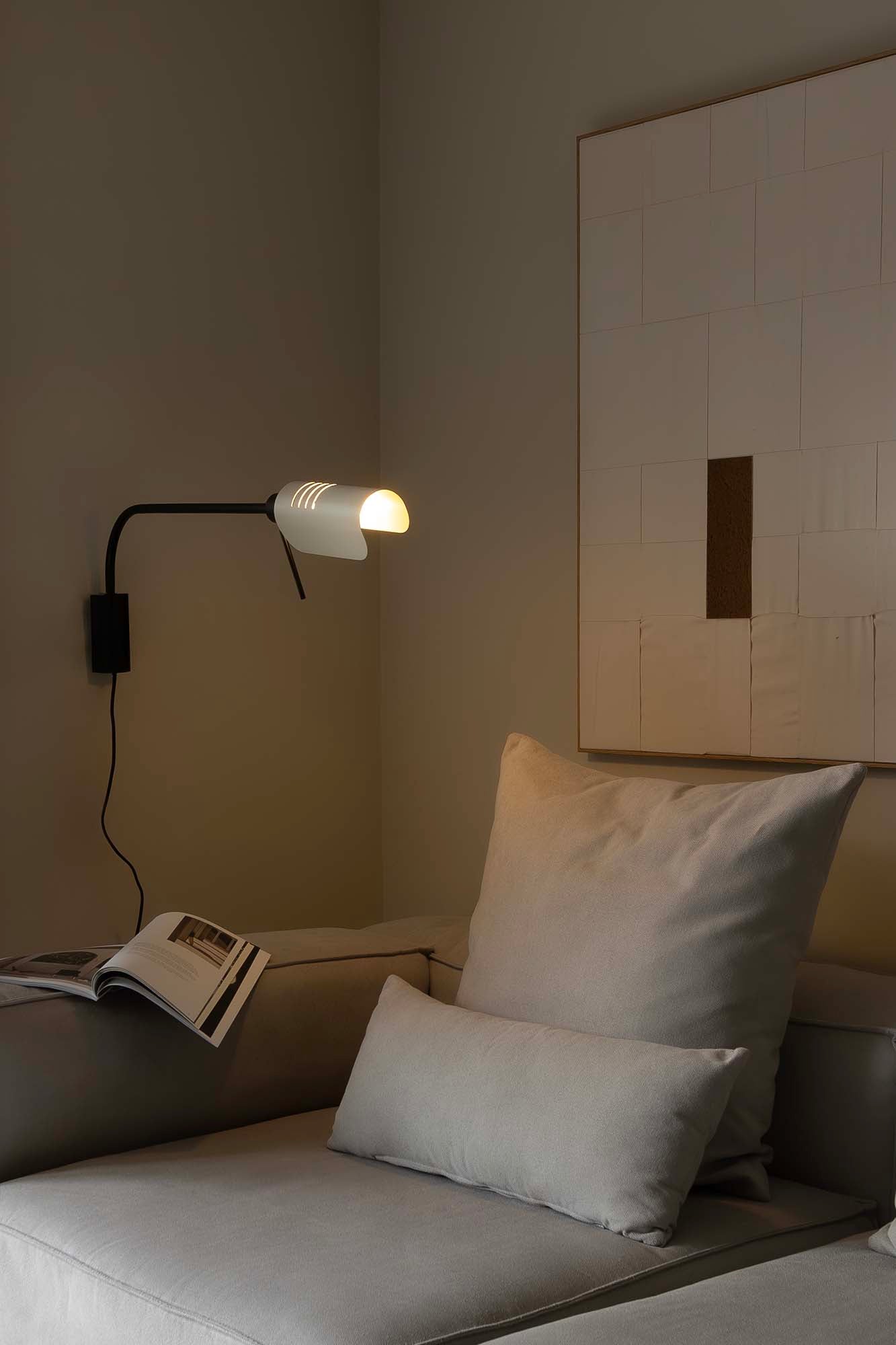 Aplique de pared Martinica XL en beige de Faro (20040-135) en ambiente interior de lectura, luminaria orientable de acero montada en superficie